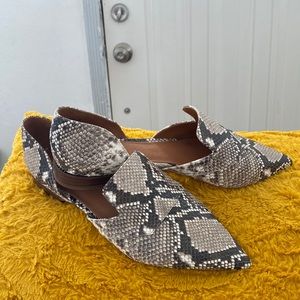 Sarto snake looking flat gorgeous shoes